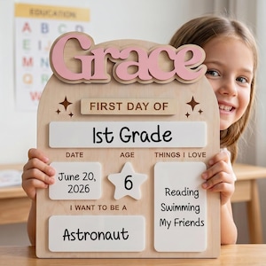 Może przedstawiać: Drewniana tabliczka w kształcie łuku z imieniem Grace w różowych literach. Zawiera tekst First Day of 1st Grade, Date June 20, 2026, Age 6, Things I Love Reading Swimming My Friends oraz I Want to Be an Astronaut z motywem gwiazdek.