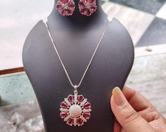 Rubinrött CZ-blomhänge, silverpläterade halsband och örhängen