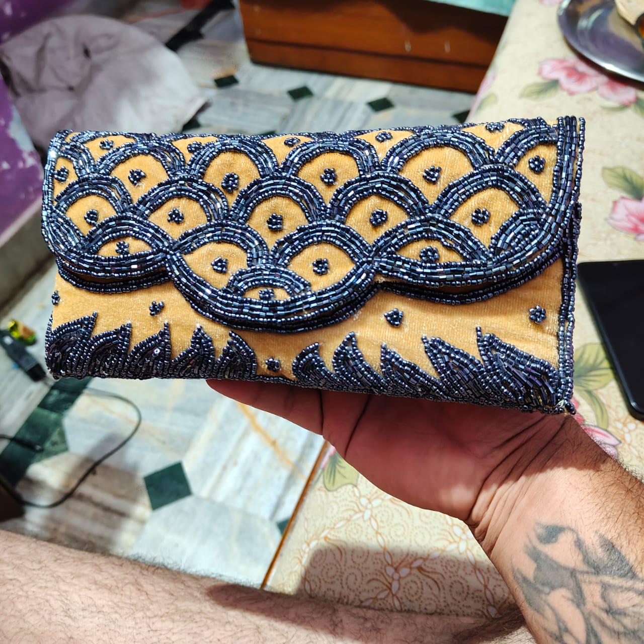ハンドメイドビーズベルベットクラッチ：インド刺繍のイブニングバッグ 