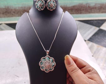 Halsband och örhängen med silverfärgat blommigt hänge, smycken med CZ-sten