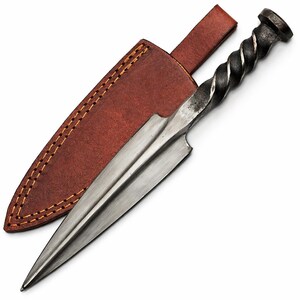 Peut inclure: Un poignard en acier forg&eacute; &agrave; la main, avec un manche torsad&eacute; et une lame tranchante &agrave; double tranchant. Le poignard est associ&eacute; &agrave; un fourreau en cuir marron avec des coutures d&eacute;coratives. La lame mesure environ 25 cm de long.