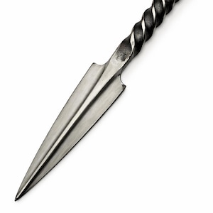 Peut inclure: Une dague en acier forg&eacute;e &agrave; la main, avec un manche torsad&eacute; et une lame tranchante &agrave; double tranchant. La poign&eacute;e pr&eacute;sente un motif en spirale et la lame se termine en pointe fine. La dague est de couleur gris m&eacute;tallique fonc&eacute;.