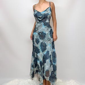 Vestido de noche vintage azul con flores y cuentas del año 2000