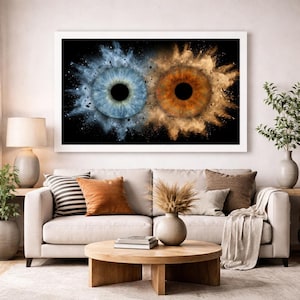 Large framed personalized couple iris wall art displayed above a beige living room sofa, custom double eye portrait made from real photos, blue and brown irises transformed into dramatic galaxy dust explosion on deep black background, modern minimalist home decor statement piece, romantic anniversary gift for couples, unique wedding keepsake, meaningful Valentine’s Day love artwork. Individuelles Iris-Wandbild für modernes Wohnzimmer. Retrato personalizado del iris como decoración elegante para