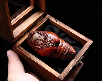Figura de resina de bebé en capullo, adorable y espeluznante, arte gótico de insectos, gabinete de curiosidades, decoración de escritorio Weirdcore, regalo de terror único