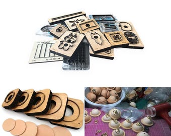 Peut inclure: Divers moules en bois pour l'artisanat, de formes variées, dont des cercles, des carrés et des motifs décoratifs. L'image montre également des cercles en cuir et d'autres outils d'artisanat. Le texte "CUSTOMIZABLE MOLDS" est en haut.