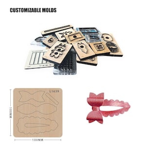 Könnte beinhalten: Eine Sammlung von Holzstanzformen zum Basteln, mit dem Text "CUSTOMIZABLE MOLDS" oben. Eine Form ist quadratisch mit Schleifen- und Haarnadeldesigns, misst 10 cm x 10 cm. Eine fertige rote Glitzerschleife ist ebenfalls abgebildet.