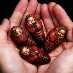 Gruselige niedliche Cocoon Baby-Harzfigur, gotische Insektenkunst, Kuriositätenschrank, Weirdcore-Schreibtischdekoration, einzigartiges Horrorgeschenk