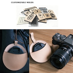 Puede incluir: La imagen muestra una colección de moldes personalizables de madera y una cámara con una lente. Los moldes tienen varias formas. También se ve una funda de lente de cuero beige con una tapa de lente negra. El texto "CUSTOMIZABLE MOLDS" está en la parte superior.