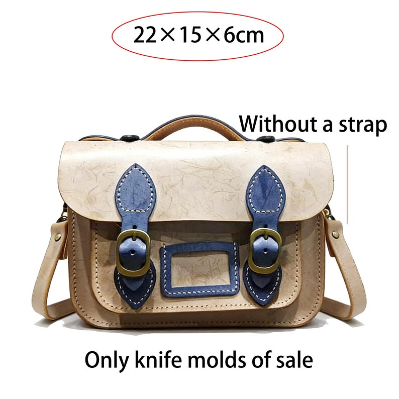 Puede incluir: Bolso de cuero beige con detalles azules y hebillas de lat&oacute;n. El bolso, de aproximadamente 22 x 15 x 6cm, tiene un asa superior y un bolsillo frontal rectangular. El texto "Only knife molds of sale" es visible.