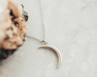 Collar de media luna de oro macizo de 14 quilates con colgante celestial de oro rosa.