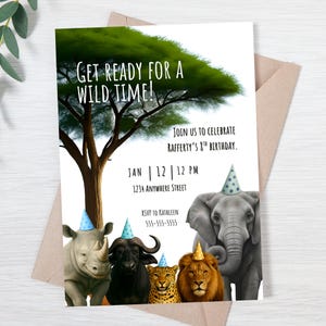 Puede incluir: Una invitación de cumpleaños con temática de safari. La invitación presenta un árbol y varios animales con sombreros de fiesta. El texto de la invitación dice "¡Prepárense para un momento salvaje!" e incluye los detalles de la fiesta. La invitación está sobre un fondo blanco.