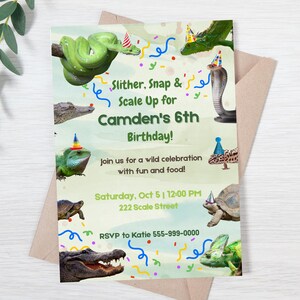Puede incluir: Invitación de cumpleaños con temática de reptiles. La invitación presenta ilustraciones de varios reptiles, incluyendo una serpiente, un lagarto y un cocodrilo, todos con sombreros de fiesta. El texto dice "Slither, Snap & Scale Up for Camden's 6th Birthday!"