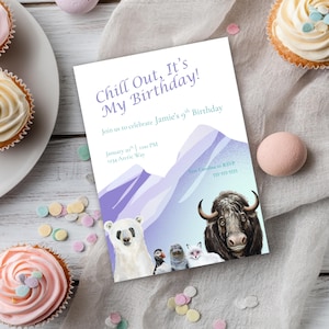 Puede incluir: Una invitación de cumpleaños con el texto "Chill Out, It's My Birthday!" presenta ilustraciones de animales árticos y montañas. La invitación incluye la fecha, hora y lugar, junto con una solicitud de confirmación de asistencia.