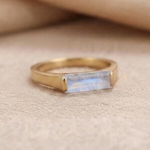 Anel retangular com pedra da lua natural, anel de prata esterlina 925 com acabamento em ouro 18K, anel feito à mão, joia de casamento, arco-íris branco, anel de presente