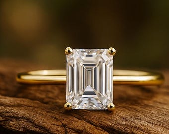 Förlovningsring i 3 karat smaragdslipad moissanit, ring i 14 karat gult guld, jubileumsring, smaragdslipad ring, smaragdslipad solitärring, löftering