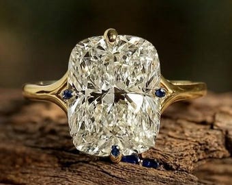 Anillo solitario estilo catedral de oro amarillo de 10 quilates con moissanita de corte cojín y cuerpo dividido, con engaste vintage en garras, ideal como regalo de compromiso o promesa.