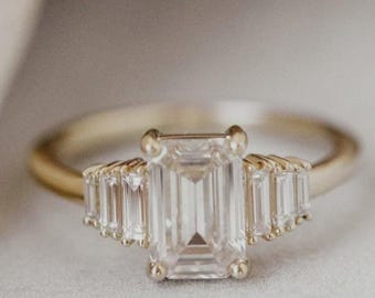 Anillo de compromiso de moissanita de corte esmeralda de 2,5 quilates, anillo de promesa de moissanita en oro de 14 k, anillo de boda con diamantes talla baguette, anillo de propuesta art déco de oro.