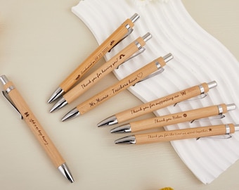 Bambus Holzstift mit individueller Gravur, personalisiertes Geschenk, Gastgeschenk, Hochzeitsstift mit Namen, blauer Kugelschreiber, einzigartige Geschenkidee