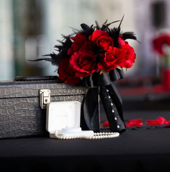 Plume Noire Et Riche Bouquet De Rose Rouge Et Fleur à La Boutonnière