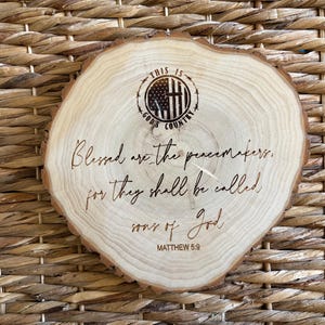 Placa rústica de madera con diseño inspirado en la fe