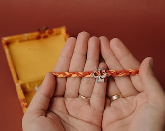 スターリングシルバーのトリシュル・ラキ：ロリ・ティラックをあしらった兄弟への守護の贈り物