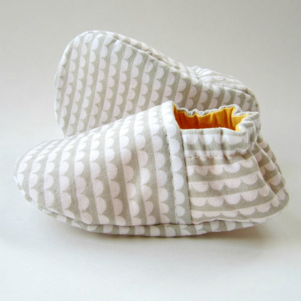 SALE - Reversible Baby Booties in White and Grey Scallops and Sunflower Yellow - Size 3