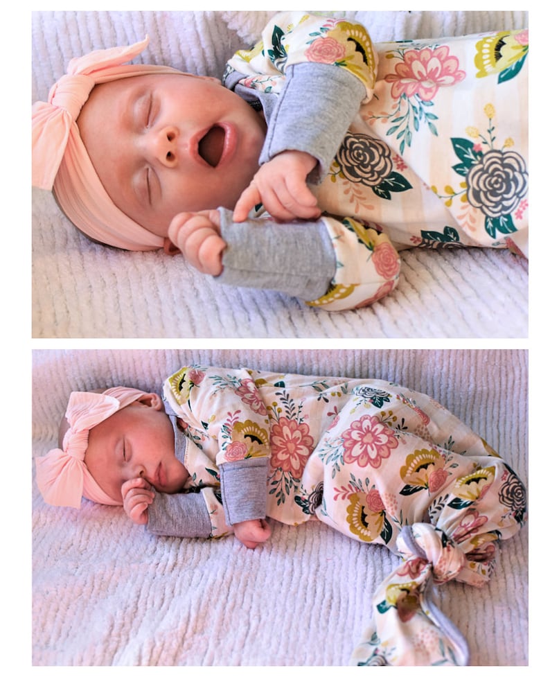 Puede incluir: Un beb&eacute; con un vestido anudado de estampado floral rosa y blanco con mangas grises. El beb&eacute; lleva una diadema de lazo rosa. El beb&eacute; est&aacute; durmiendo en una manta blanca y esponjosa.