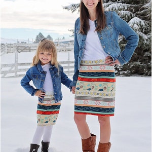 Puede incluir: Dos personas con chaquetas vaqueras y faldas de estampado colorido est&aacute;n de pie en la nieve. Las faldas tienen un dise&ntilde;o geom&eacute;trico con rayas y motivos florales. La persona de la izquierda es una ni&ntilde;a, y la persona de la derecha es una adulta. El texto "Peek-a-Boo Pattern Shop" est&aacute; en la parte inferior de la imagen.