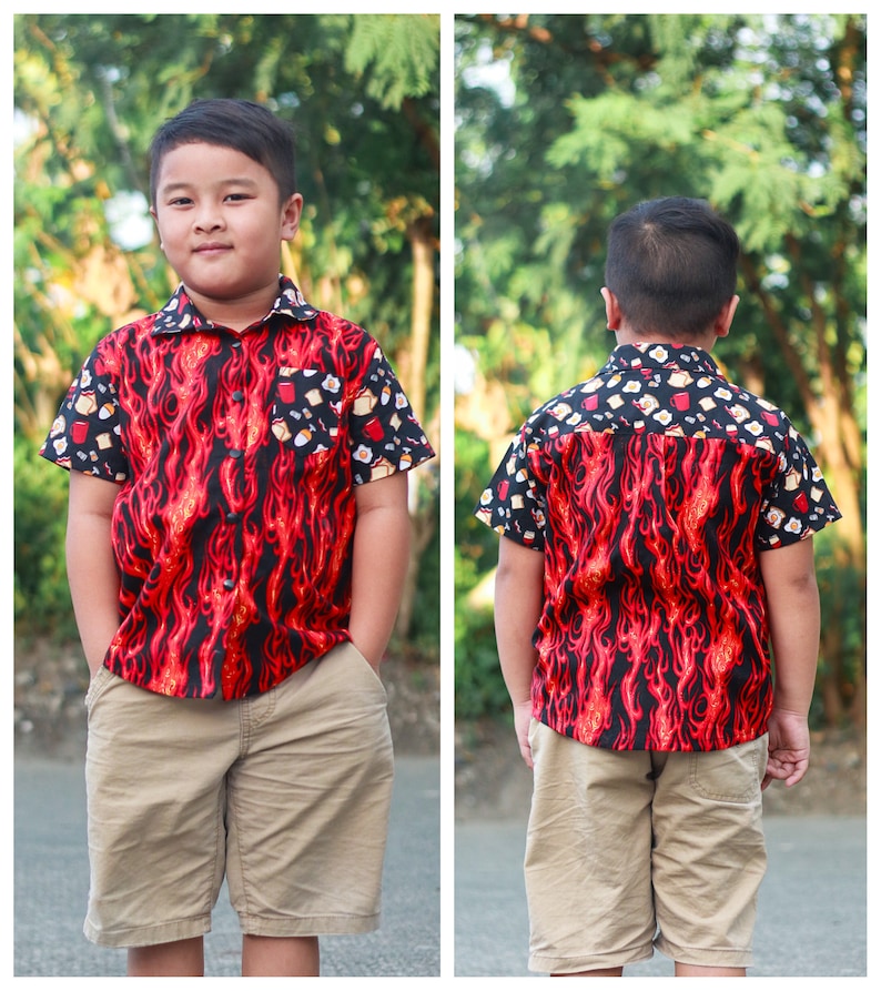 Puede incluir: Una persona joven lleva una camisa de manga corta con botones de color rojo y negro con un patr&oacute;n de llamas y un fondo blanco. La camisa tiene una variedad de peque&ntilde;as im&aacute;genes de alimentos. La persona tambi&eacute;n lleva pantalones cortos de color caqui.