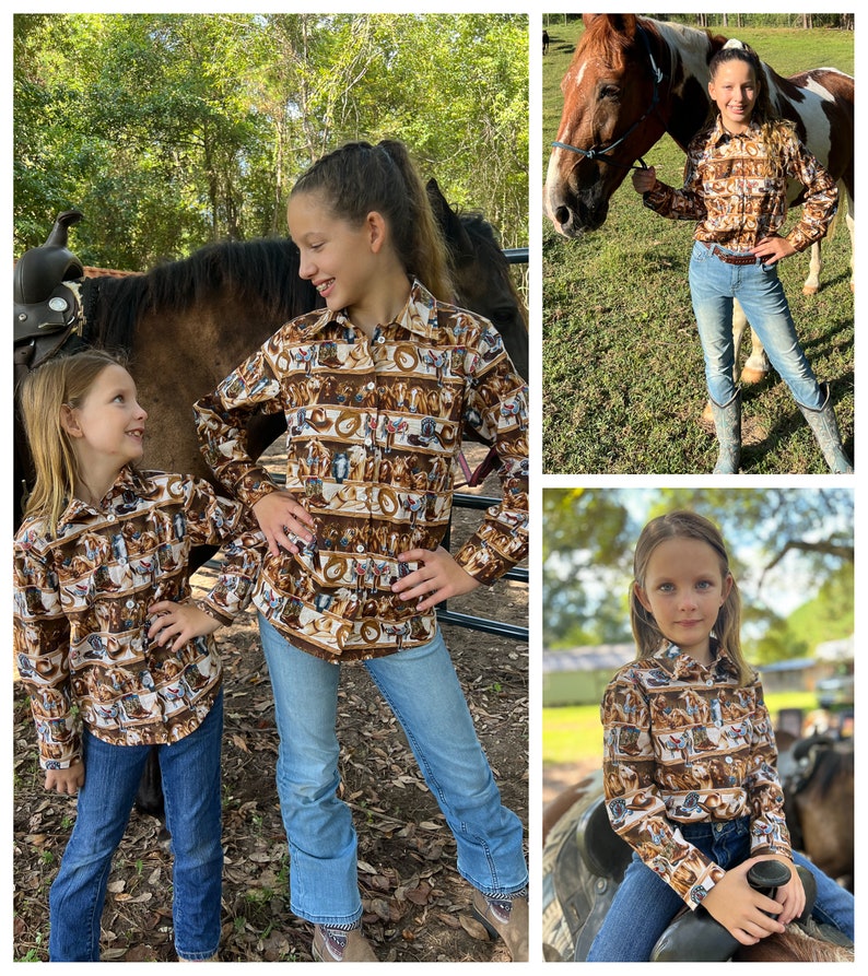 Puede incluir: Dos chicas con camisas de manga larga de color marr&oacute;n, blanco y azul con estampado de caballos y tem&aacute;tica western. Una chica est&aacute; de pie junto a un caballo marr&oacute;n, mientras que la otra chica est&aacute; sentada en un caballo marr&oacute;n.
