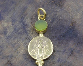 Colgante de moneda de abeja de bronce hecho a mano: colgante de plata de ley y apatita cruda