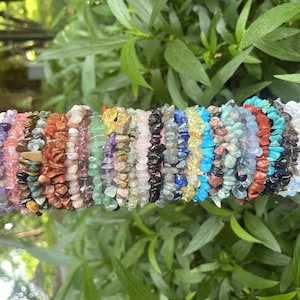 Pulsera de cristal con cuentas de piedras preciosas naturales, pulsera minimalista apilable hecha a mano, regalo para ella, estilo bohemio chic.