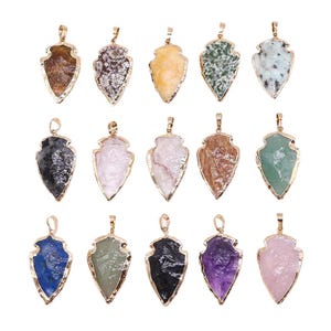 以下が含まれることがあります： 15個の宝石で作られた矢じりペンダントのコレクション。 各ペンダントは、茶色、ピンク、緑、青など、さまざまな色のユニークな石を特徴とし、金色の金属フレームにセットされています。 ジュエリー作りに最適です。