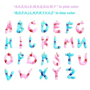Puede incluir: Abalorios con letras del alfabeto en rosa y azul. Las letras A, C, E, G, I, K, M, O, Q, S, U, W e Y son rosas. Las letras B, D, F, H, J, L, N, P, R, T, V, X y Z son azules. Cada abalorio tiene una anilla dorada.