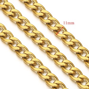 Op de afbeelding: Close-up van een goudkleurige ketting met een curb link design. De schakels van de ketting zijn dik en glanzend. De tekst "11mm" is zichtbaar, wat de breedte van de schakels aangeeft.