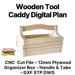 Puede incluir: Un organizador de herramientas de madera de color claro con asa y pestañas. El texto "Wooden Tool Caddy Digital Plan" está en la parte superior. El texto "CNC Cut File - 12mm Plywood Organizer Box - Handle & Tabs - DXF STP DWG" está en la parte inferior.