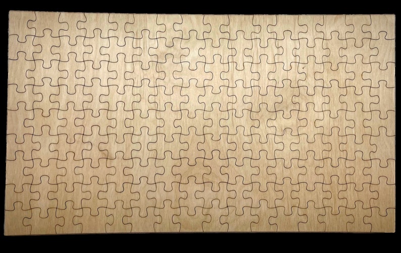 Puede incluir: Un rompecabezas de madera en blanco con un color marr&oacute;n claro y una veta de madera natural. El rompecabezas est&aacute; formado por muchas piezas que encajan, cada una con una forma &uacute;nica. El rompecabezas es perfecto para un proyecto de manualidades o para una actividad divertida para ni&ntilde;os.