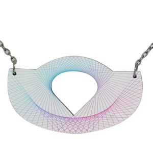 Pode incluir: Um colar de corrente prateada com um pingente branco que apresenta um design geométrico em tons de azul, rosa e roxo.