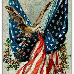 Puede incluir: Imagen patri&oacute;tica vintage con un &aacute;guila sosteniendo dos banderas americanas con estrellas y rayas rojas, blancas y azules. La imagen incluye el texto "The clustered stars and the steadfast bars, The red, the white, and the blue!"