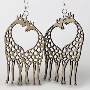 Giraffen mit Herz in der Mitte - Holzohrringe