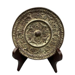 Espejo antiguo de bronce con pájaros y mariposas, decoración floral oriental y regalo de la suerte.