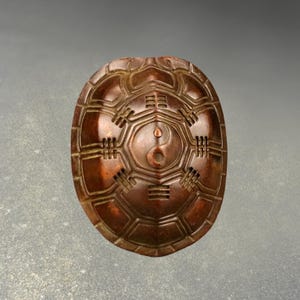 Könnte beinhalten: Rustikales Holzschild mit dem Text "Welcome to our home" in weißen Buchstaben. Das Schild hat eine Used-Optik und ein schlichtes, einladendes Design, perfekt für eine Veranda oder einen Eingangsbereich.