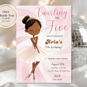 Könnte beinhalten: Rosa Geburtstagseinladung mit einer Ballerina-Illustration. Der Text lautet "Twirling into Five" und enthält Details für Arias 5. Geburtstag, wie Datum, Uhrzeit und Ort. Eine kostenlose Dankeskarte ist enthalten.