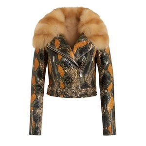 Könnte beinhalten: Lederjacke mit Schlangenmuster und einem Kragen aus hellbraunem Fell. Die Jacke hat einen Gürtel in der Taille, Reißverschlusstaschen und einen diagonalen Reißverschluss. Die Farbpalette umfasst Braun-, Schwarz- und Orangetöne.