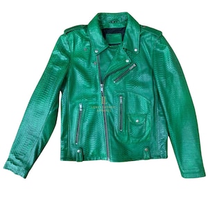 Może przedstawiać: Żakiet ze skóry w żywym zielonym kolorze o fakturze skóry węża. Kurtka ma klasyczny styl motocyklowy z wykładanym kołnierzem, wieloma kieszeniami zapinanymi na zamek i zapięciem z przodu na zamek. Kurtka ma teksturowany wygląd i błyszczące wykończenie.