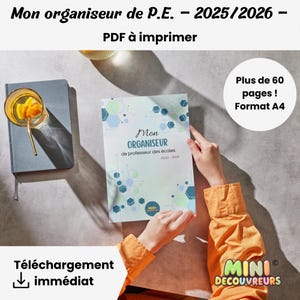 Peut inclure: Un planificateur intitulé "Mon Organiseur de P.E. - 2025/2026" avec un design géométrique bleu et vert. L'image comprend le texte "PDF à imprimer", "Plus de 60 pages!" et "Format A4". Un verre et un carnet sont également visibles.