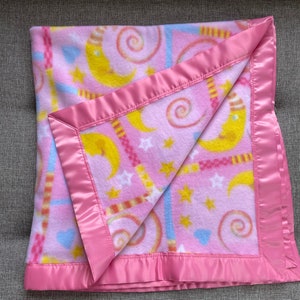 Coperta per neonati o bambini in pile rosa con finiture in raso