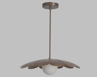 Lámpara colgante moderna de latón con forma de flor, lámpara de techo con globo de cristal opalino, estilo de mediados de siglo.