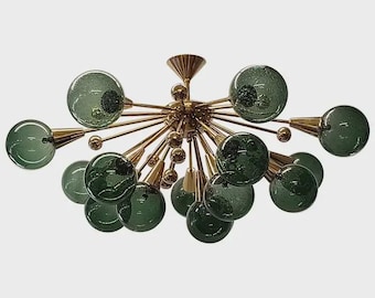 Mosiężny włoski żyrandol Sputnik w stylu mid-century modern, oświetlenie zielonymi szklanymi kulami